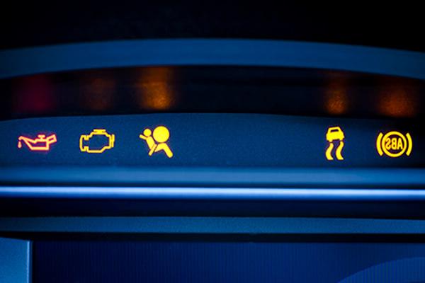 汽车内部显示仪表组，ABS警示灯红黄灯亮, 稳定控制(ESP)指标, 乘客安全气囊指示, 故障指示灯, 油压报警灯.
