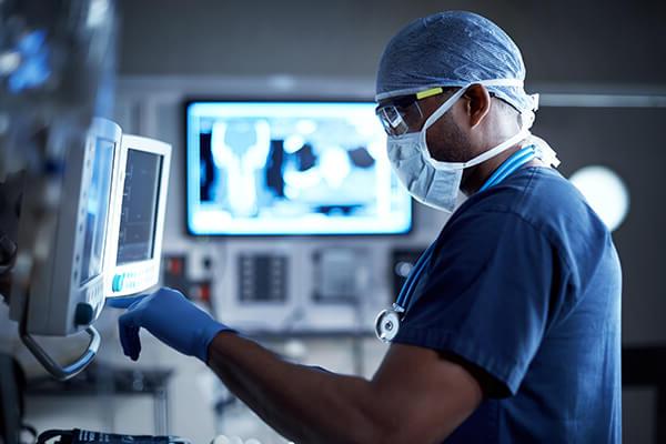 外科医生在手术室里使用各种数字电子设备来监视病人.