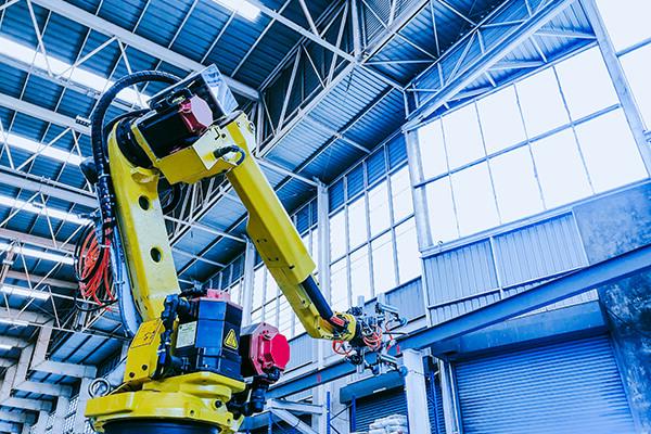 大型机器人、技术和工业4.零转概念，由高精密机器人系统控制设置在注塑机顶部